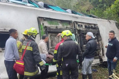 Turistleri taşıyan otobüs uçuruma yuvarlandı: 13 kişi hayatını kaybetti