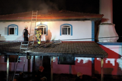 Yangın çıktı! Cami kullanılamaz hale geldi