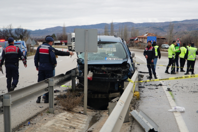 4 aracın karıştığı trafik kazasında 2 kişi öldü, 5 kişi yaralandı