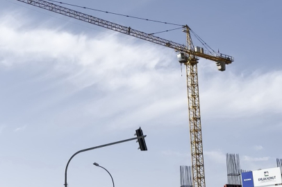 Bir şahıs kule vincin üzerine çıkarak canını hiçe saydı