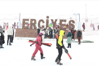 Erciyes'te pistler kayakseverlerle doldu