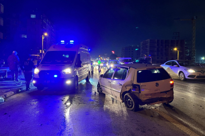 Kocaeli'de otomobilin motoru koptu! 2 yaralı var