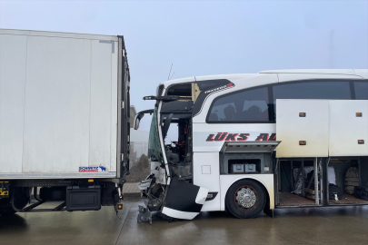 Niğde'de yolcu otobüsü ve tırın karıştığı kazada 8 kişi yaralandı