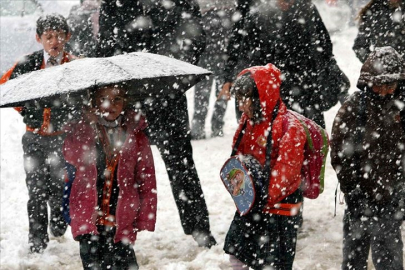 Van'da kar yağışıyla yollar kapandı: Okullar 1 gün tatil oldu