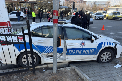 Bingöl'de minibüs polis aracına çarptı: 1 polis memuru yaralandı