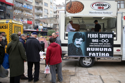 Hayranları Ferdi Tayfur için lokma dağıttı