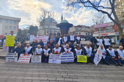 Bursalı emeklilerden oturma eylemi: "Ya hep beraber ya hiçbirimiz!"