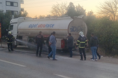 Adana'da yakıt tankerinin patlayan lastiği alev aldı