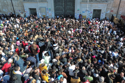 Emevi Camii'nde namaz izdihamı: Ölü ve yaralılar var