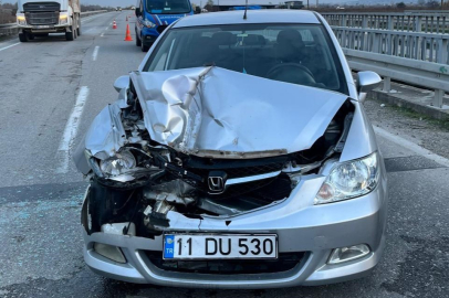 Manisa'da tıra çarpan otomobilde 4 yaralı