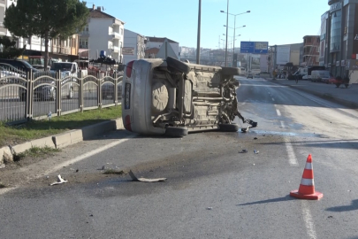 Otomobil aydınlatma direğine çarptı