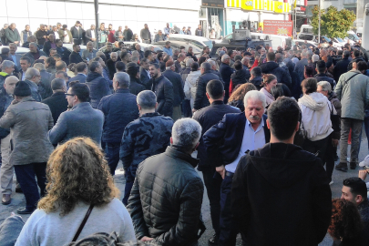 Akdeniz Belediyesi önünde arbede! DEM Partili vatandaşlar binaya girmek istedi