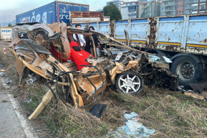 Park halindeki tıra çarptı! Hurdaya dönen araçtan yaralı kurtuldu