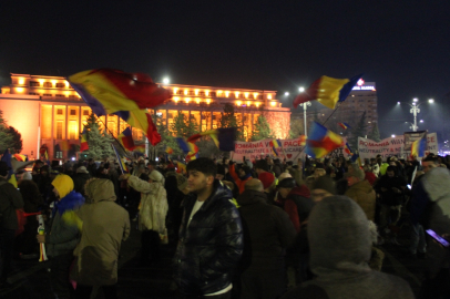 Romanya'da cumhurbaşkanı seçiminin iptal kararını on binler protesto etti