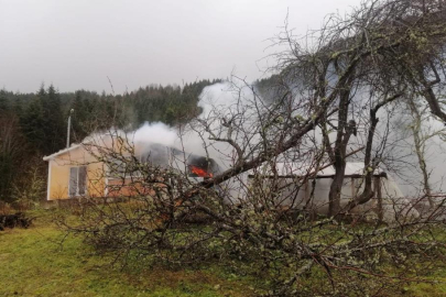 Alevlere teslim olan prefabrik ev kullanılamaz hale geldi