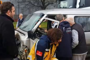 Bursa'da park halindeki tıra çarptı