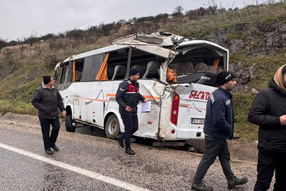 Kaygan yolda Kayan işçi servisi kaza yaptı: 4'ü ağır 24 yaralı