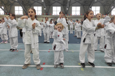 Bursa'da genç sporculara karate eğitim semineri verildi