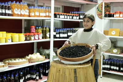 Filistinli küçük kızdan ailesine büyük destek