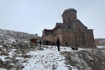 Karla kaplanan Ani Ören Yeri, ziyaretçilerini kışın güzelliği ile ağırlıyor