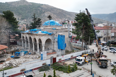 Tarihi cami restorasyonunda mezarlara ulaşıldı