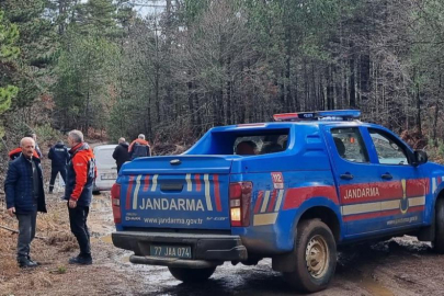 Ormanda araçları çamura saplanan 2 kişi kurtarıldı