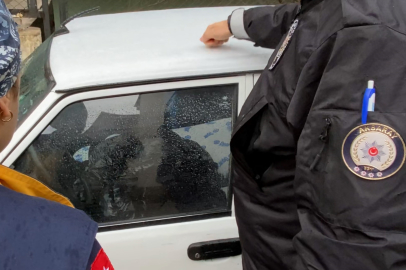 Polisin arabada uyuyan genci uyandırma çabası kameralara yansıdı