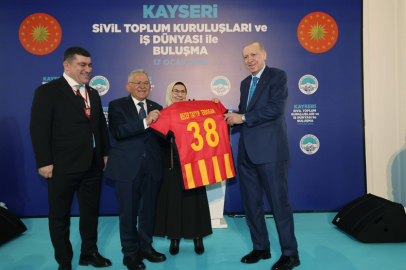 Cumhurbaşkanı Erdoğan'a Kayserispor forması hediye edildi