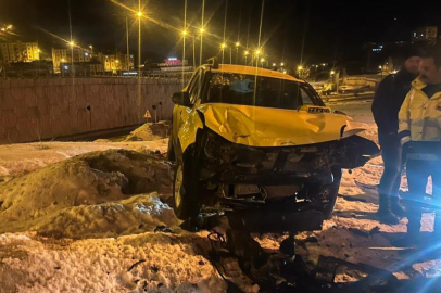 Kontrolden çıkan otomobil 3 araca çarparak durabildi