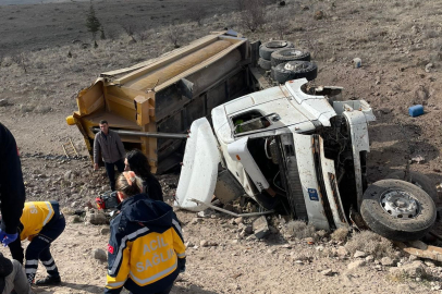 Niğde'de kamyonet şarampole devrildi:1 ölü, 1 yaralı