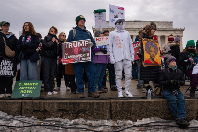 Washington'da binlerce kişi Trump'ı protesto etti!