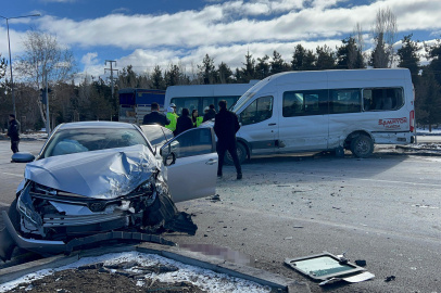 Erzurum'da servis aracı ve otomobil çarpıştı: 6 yaralı