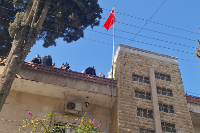 Halep'te Türk bayrağı göndere çekildi!