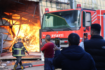 Adana'da itfaiye müdahalesi sürerken, vatandaş canlı yayın mücadelesi sürdü