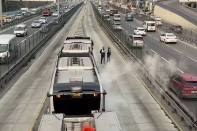 Bahçelievler'de arka kısmından duman çıkan metrobüs tahliye edildi