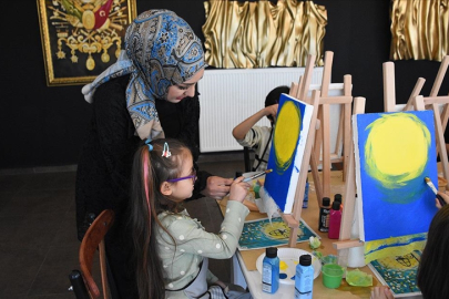 Depremzede ressam dünyasını renklendirmeyi sürdürüyor