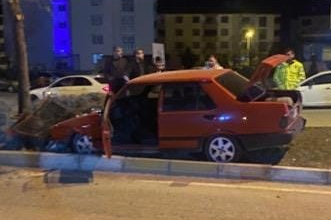 Elazığ'da Tofaş otomobil refüje çıkarak ağaca çarptı