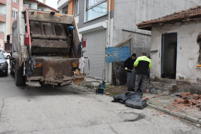 Eskişehir'de 2 katlı evden 6 kamyon çöp çıktı!