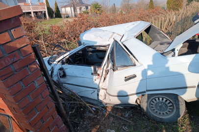 Sakarya'da bahçe duvarına çarpan aracın sürücüsü yaralandı