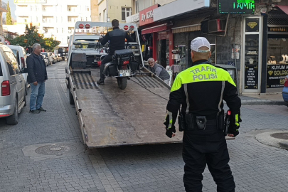 Abartılı egzozlu motosiklet hem ceza yedi hem trafikten men edildi