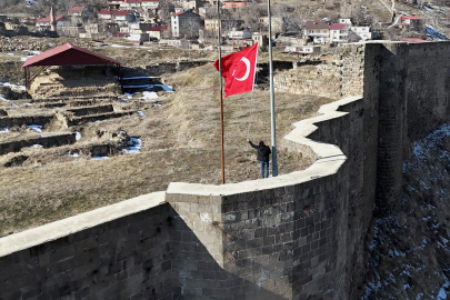 Bitlis Kalesi’nde bayrak yarıya indirildi