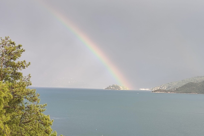 Marmaris’te yağışla oluşan gökkuşağı mest etti