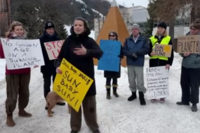 Trump Davos’ta protesto edildi