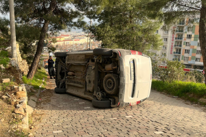 Kontrolden çıkan hafif ticari araç yan yattı