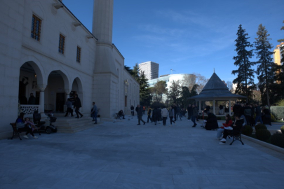 Tiran Namazgah Camii'ne ziyaretçi akını