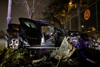 Bursa’da otomobil ağaca ve direğe çarptı: 2 yaralı!