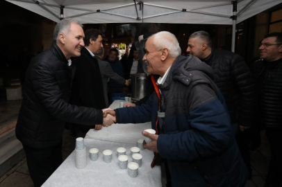 Başkan Taban, Miraç Kandili’nde vatandaşlara süt ikram etti