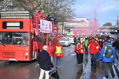 Belçika'da on binlerce öğretmen protesto için sokaklara indi