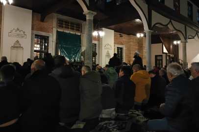 Bursa Emir Sultan Camii’de kandil yoğunluğu