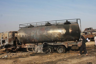 Pakistan'da LPG yüklü tanker bomba gibi patladı! 6 ölü